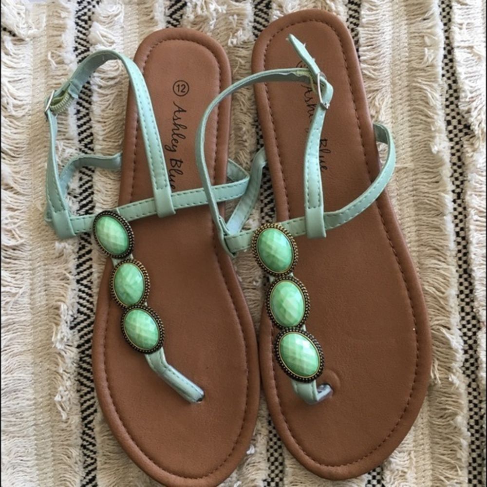 (10/11) Green Button Sandals